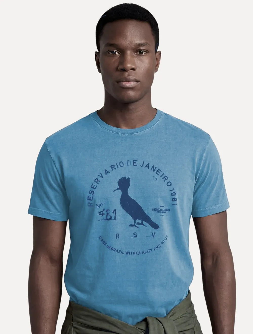 Camiseta Reserva Masculina Carimbo Gaze Stoned Azul Claro