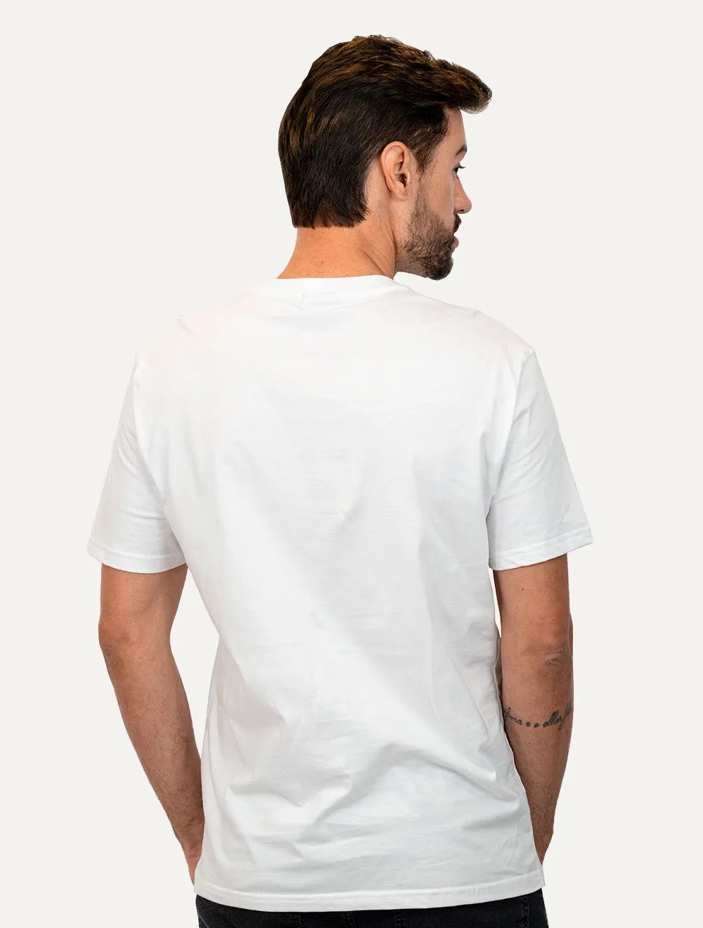 Camiseta Tommy Jeans Masculina Regular Med Flag Badge Branca
