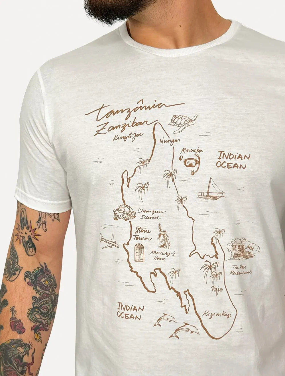 Camiseta King & Joe Masculina Slim Mapa Zanzibar Off-White