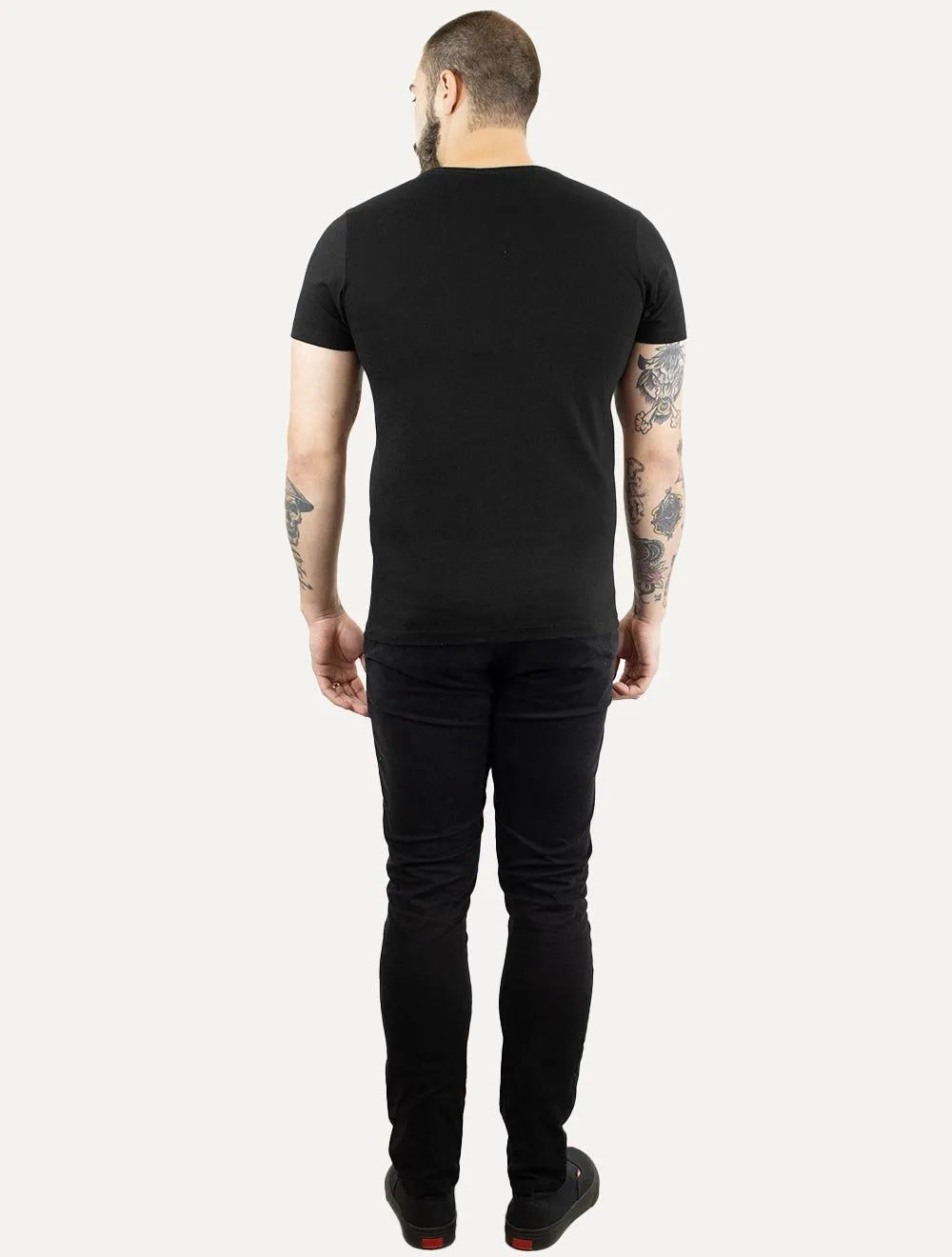 Camiseta Colcci Masculina V-Neck Logo Minimalista Preto