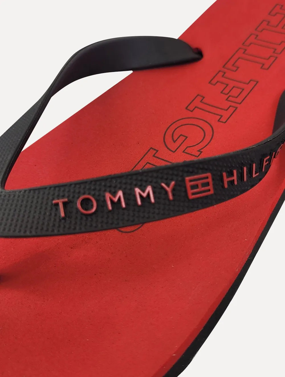 Chinelo Tommy Hilfiger Brad 8R Rubber Beach Preto/Vermelho