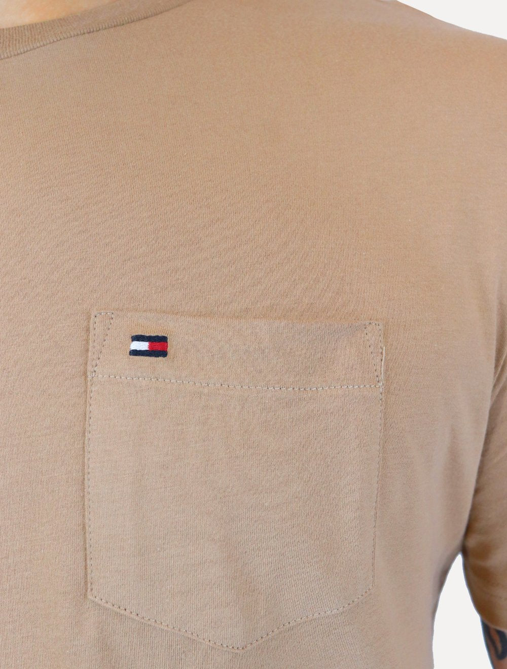 Camiseta Tommy Jeans Masculina Regular Pocket Marrom Claro
