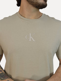 Camiseta Calvin Klein Jeans Masculina Frontal CK Rubber Relevo Cáqui