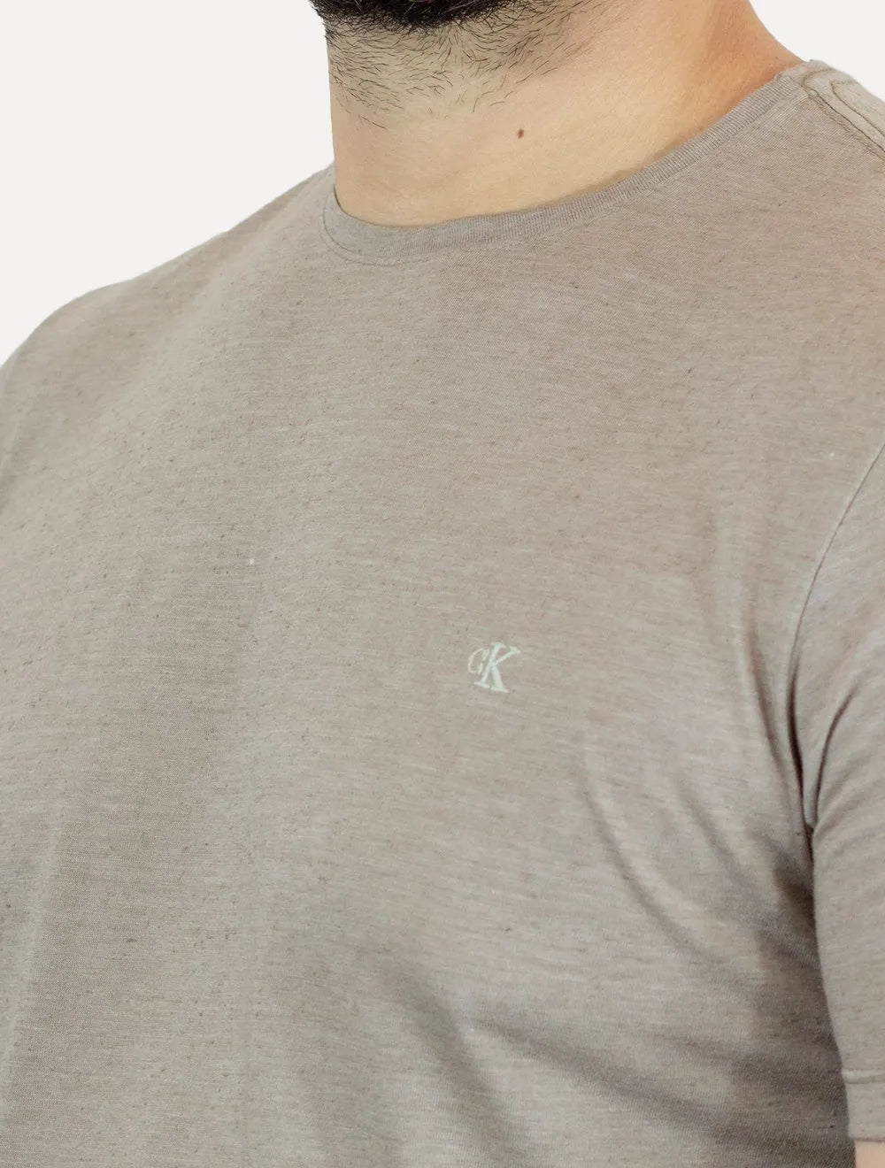 Camiseta Calvin Klein Jeans Masculina CK Bordado Peito Cáqui Mescla