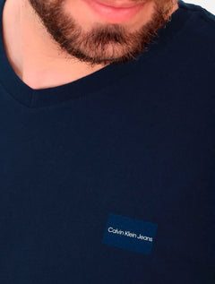 Camiseta Calvin Klein Jeans Masculina Gola V New Logo Blue Square Azul Marinho