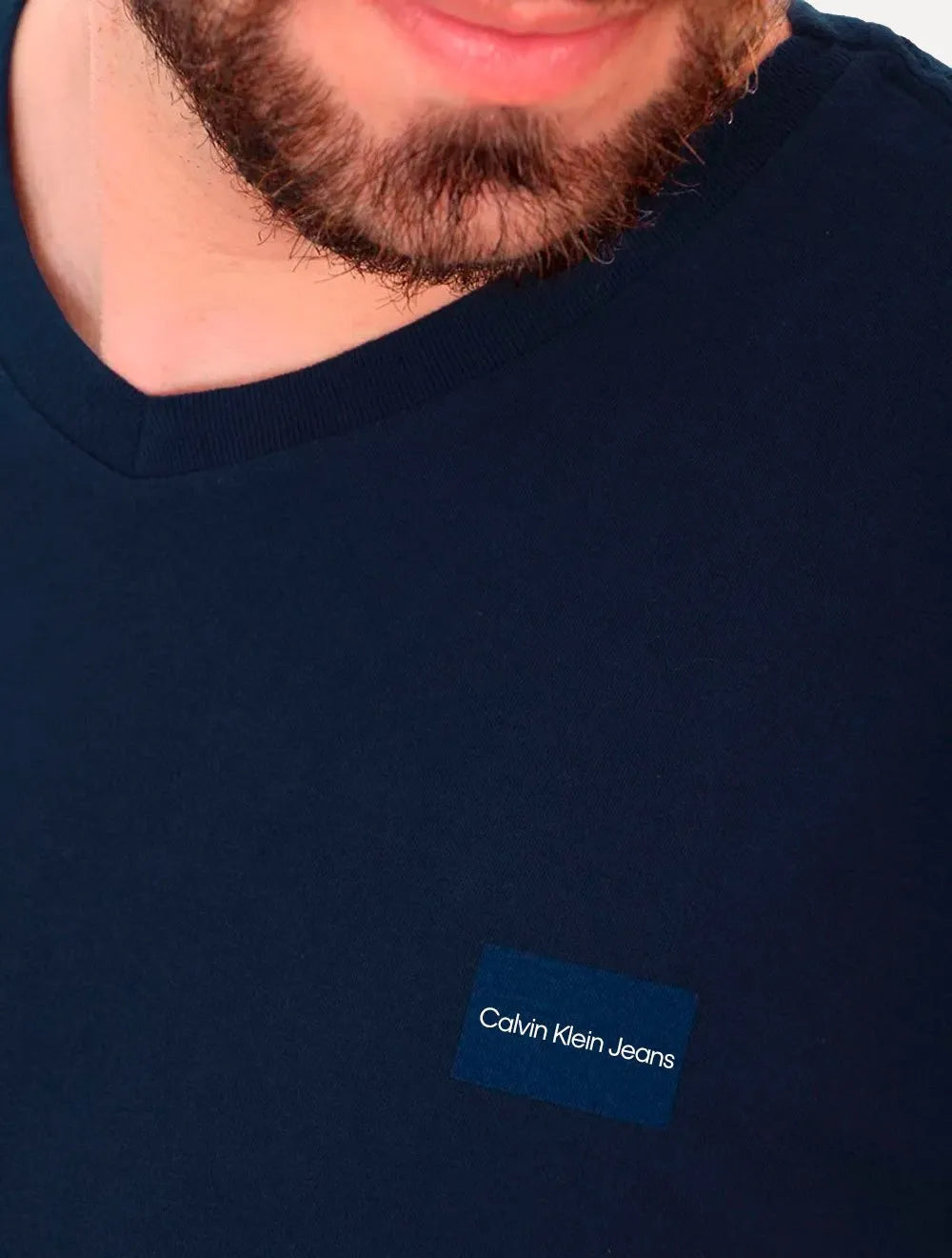 Camiseta Calvin Klein Jeans Masculina Gola V New Logo Blue Square Azul Marinho
