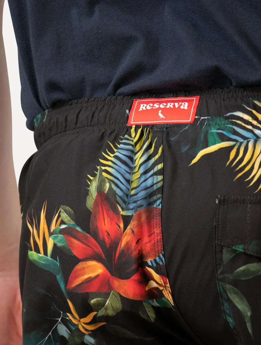 Short Reserva D'Água Beachwear Estampado Tropica Preto