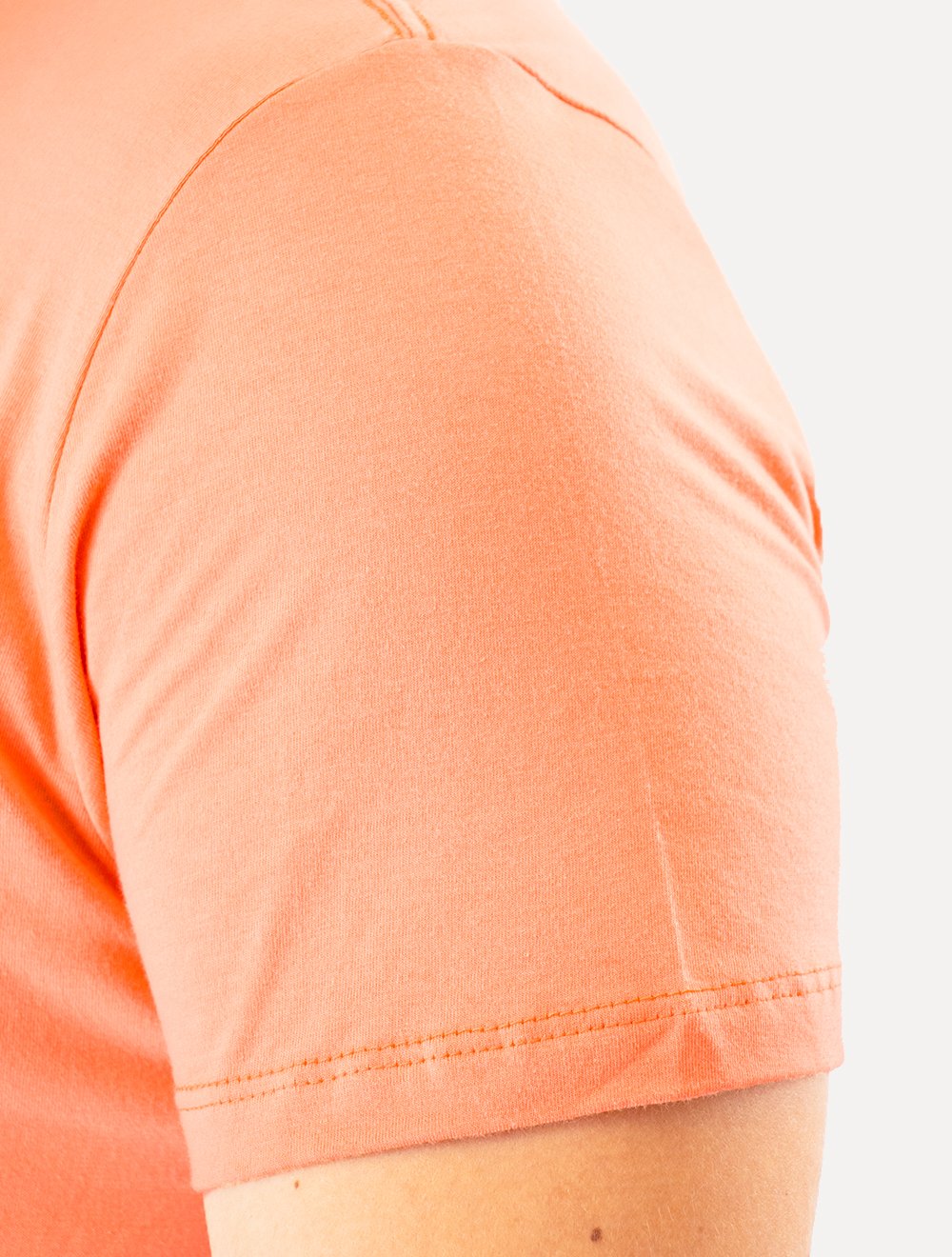 Camiseta Guess Masculina Triângulo Los Angeles Relevo Peito Laranja