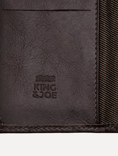Carteira King & Joe Masculina Couro Vertical Rebite Logo Marrom Escuro