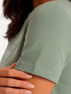 Camiseta Guess Feminina Bust Embroidery Logo Verde Claro