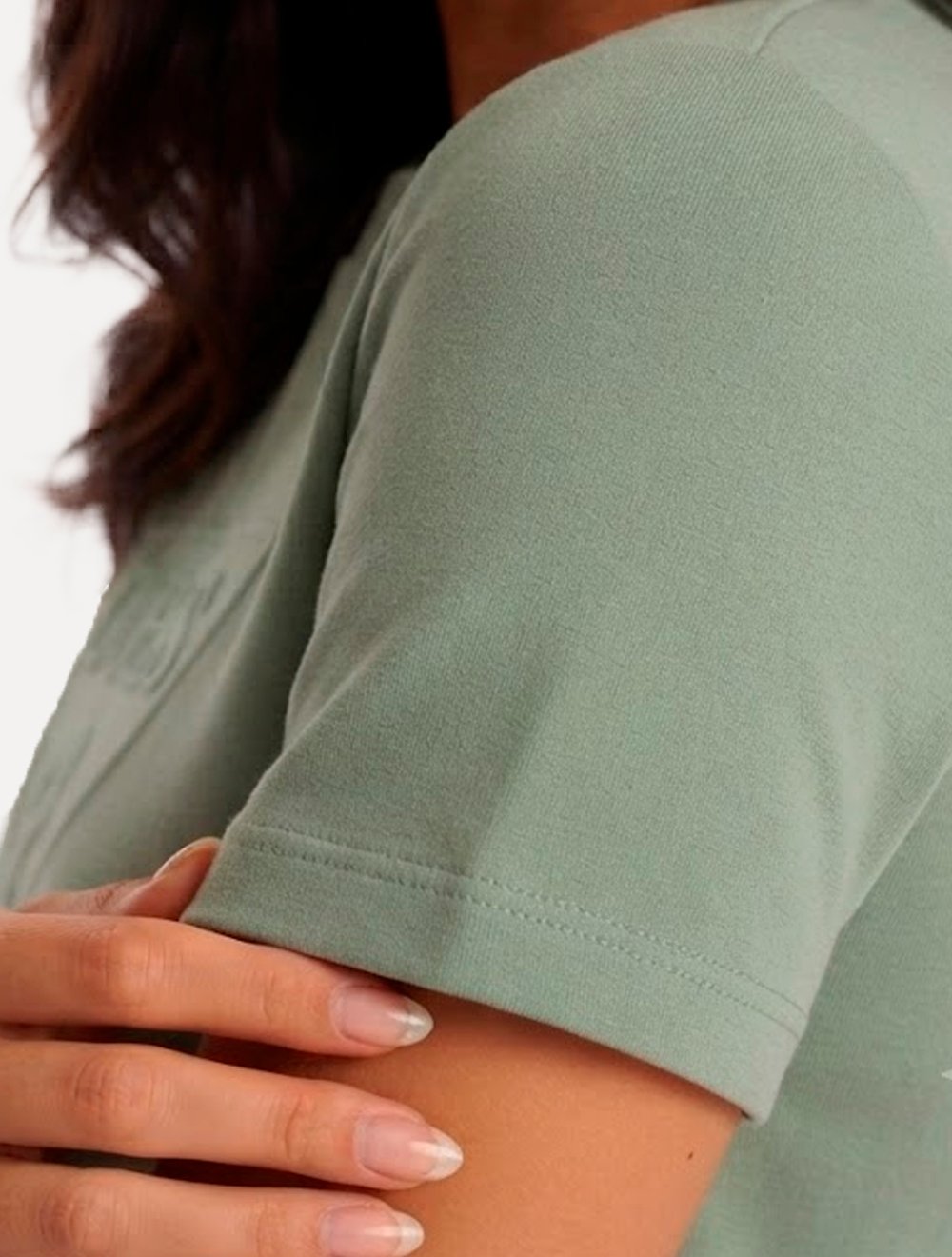 Camiseta Guess Feminina Bust Embroidery Logo Verde Claro