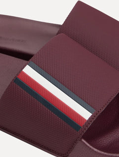 Chinelo Tommy Hilfiger Corp. Textured Pool Slide Vinho Escuro