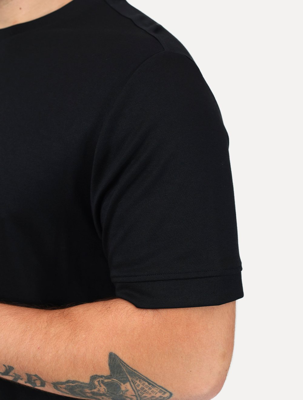 Camiseta Dixen Over Recorte Estruturado na Manga Preta
