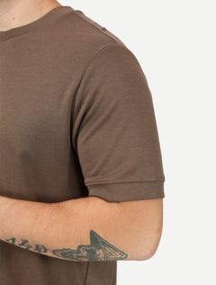 Camiseta Dixen Over Recorte Estruturado na Manga Marrom
