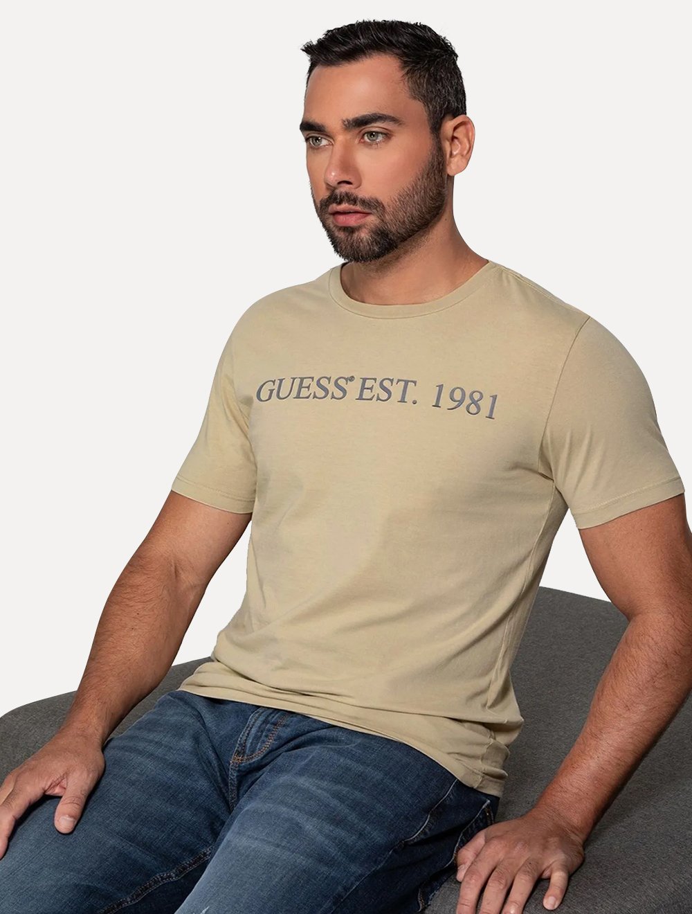 Camiseta Guess Masculina Est 1981 Relevo Cáqui Claro