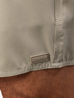Short Calvin Klein Swimwear Elástico Liso Logo Lateral Cáqui Claro