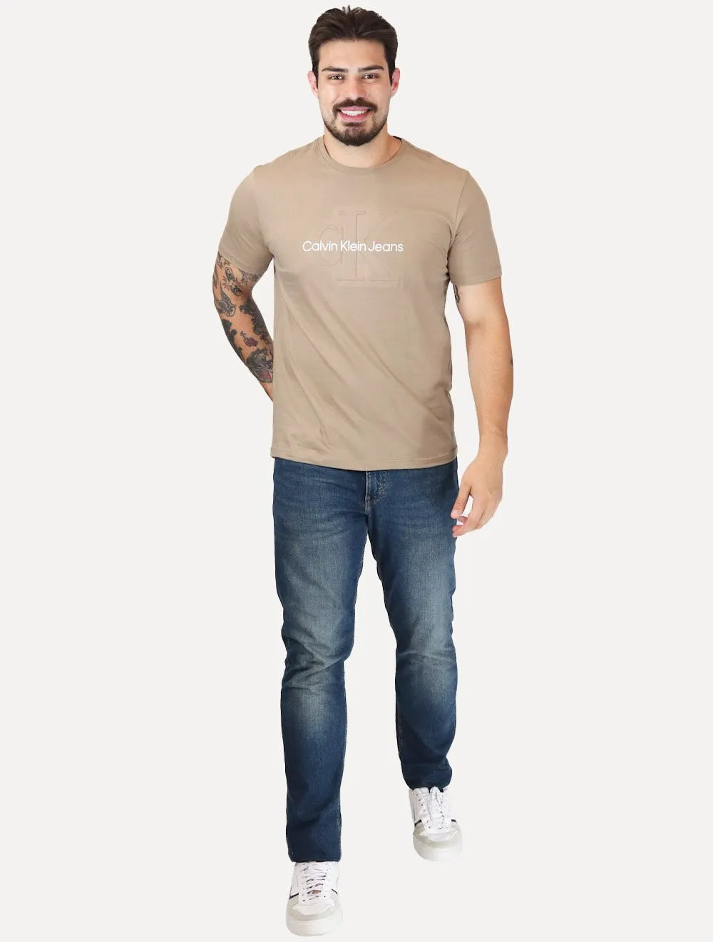 Camiseta Calvin Klein Jeans Masculina Embossed Logo Caqui Médio