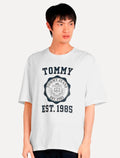 Camiseta Tommy Jeans Masculina Oversized Varsity Badge Branca