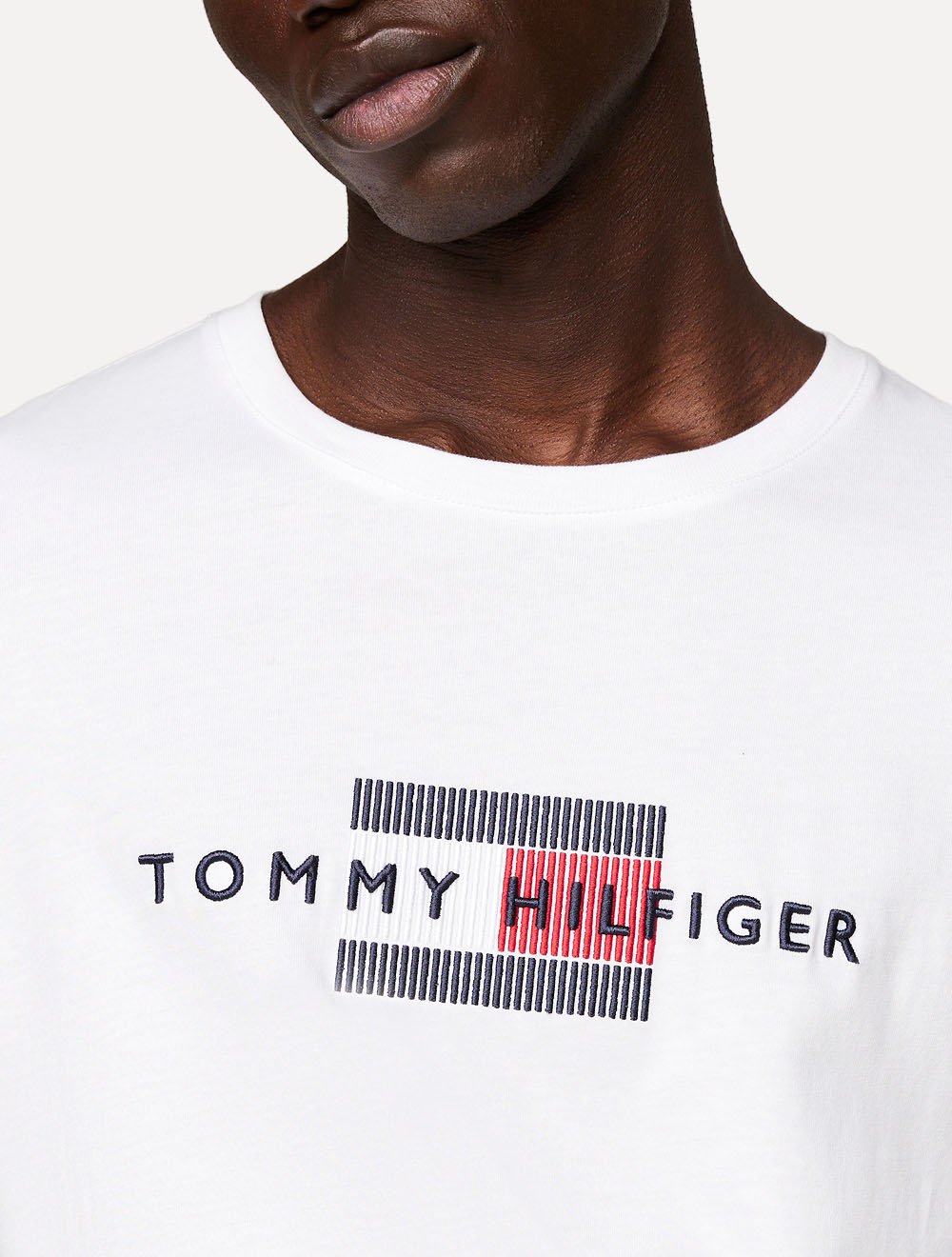 Camiseta Tommy Hilfiger Masculina Regular Flag Embro Branca