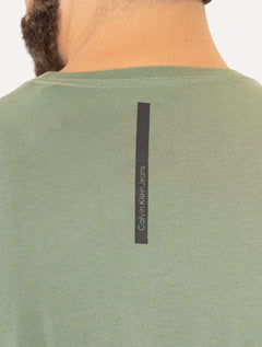 Camiseta Calvin Klein Jeans Masculina Dark Omega Relevo Verde Médio