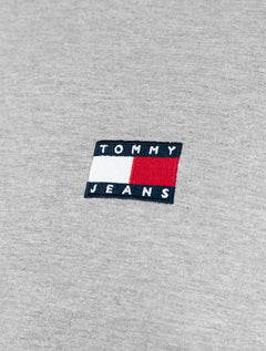 Camiseta Tommy Jeans Masculina Regular Med Flag Badge Cinza Mescla