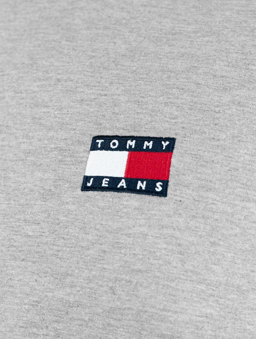 Camiseta Tommy Jeans Masculina Regular Med Flag Badge Cinza Mescla