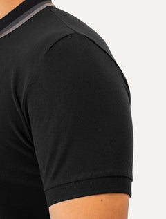 Polo Guess Masculina Piquet Friso Bordado Cursivo Preta