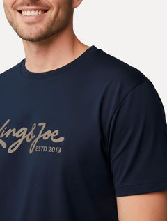 Camiseta King & Joe Premium Maculina Signature Logomania Estd 2013 Azul Marinho