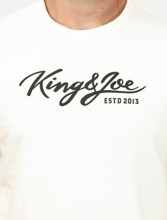 Camiseta King & Joe Premium Maculina Signature Logomania Estd 2013 Off White