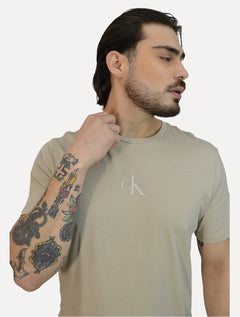 Camiseta Calvin Klein Jeans Masculina Frontal CK Rubber Relevo Cáqui