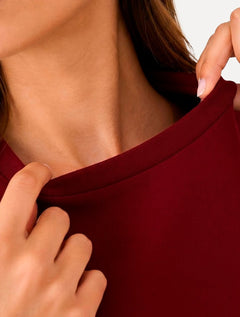 Camiseta Guess Feminina Silk Block Logo Vermelho Escuro