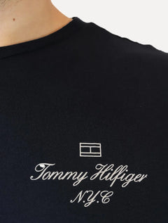 Camiseta Tommy Hilfiger Masculina Outline Flag Script Azul Marinho