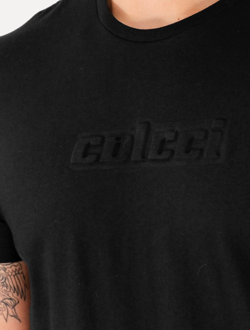Camiseta Colcci Masculina Slim Embossed Logo Preta
