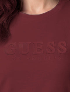 Camiseta Guess Feminina Bold Cursive Embossed Logo Bordô