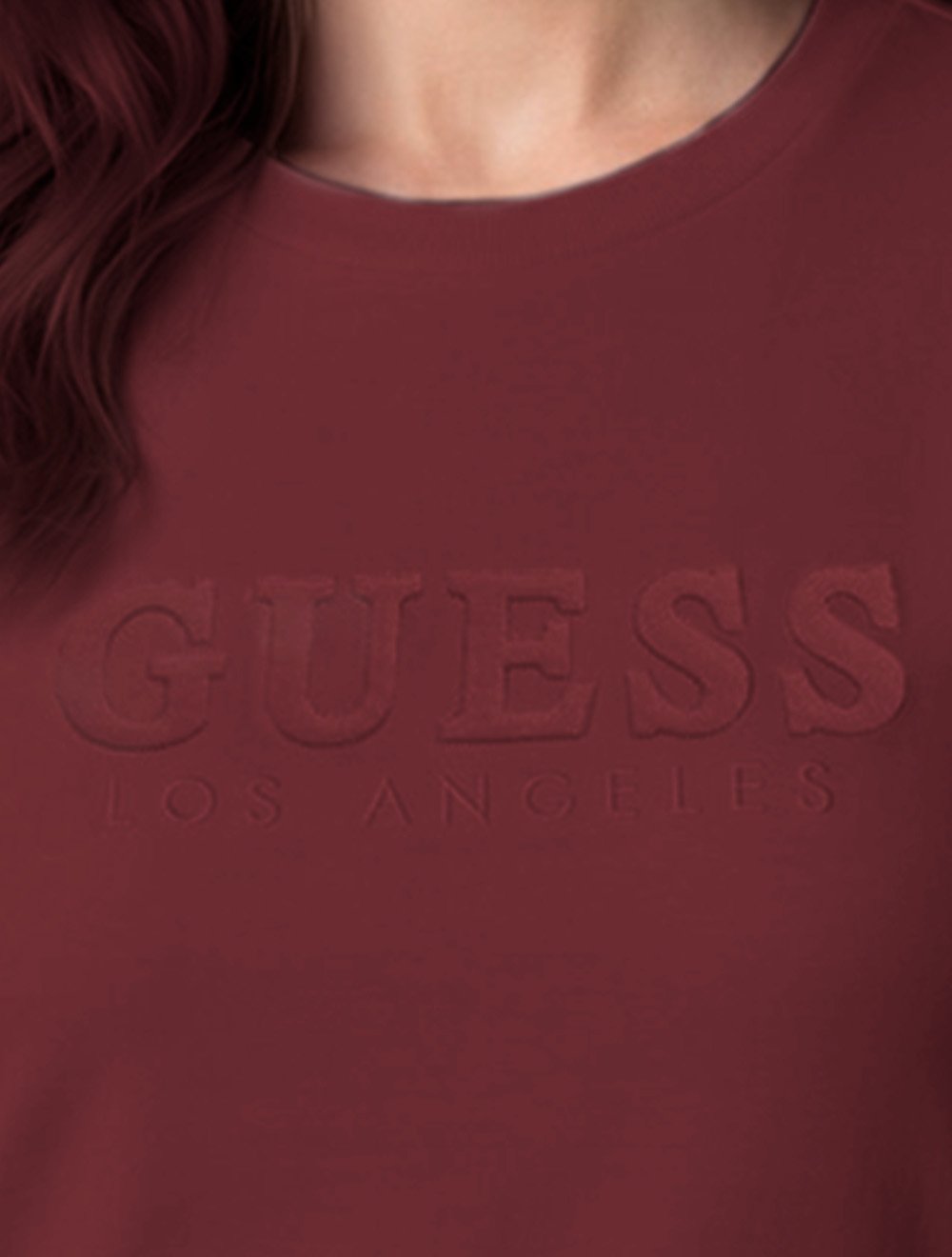 Camiseta Guess Feminina Bold Cursive Embossed Logo Bordô
