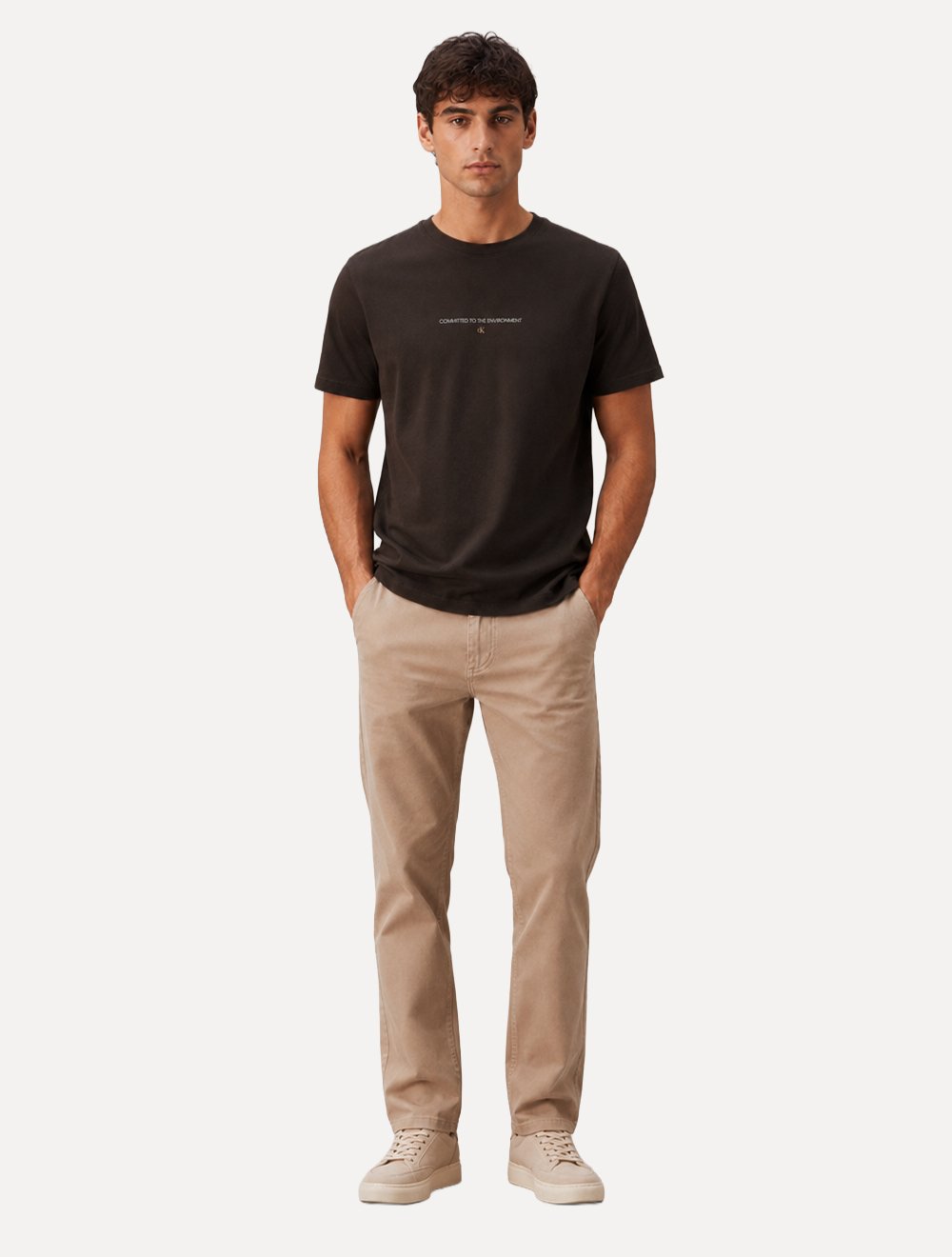 Camiseta Calvin Klein Jeans Masculina Committed to the Environment Marron Escuro