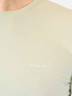 Camiseta King & Joe Masculina Good Day Logo Peito Verde Claro