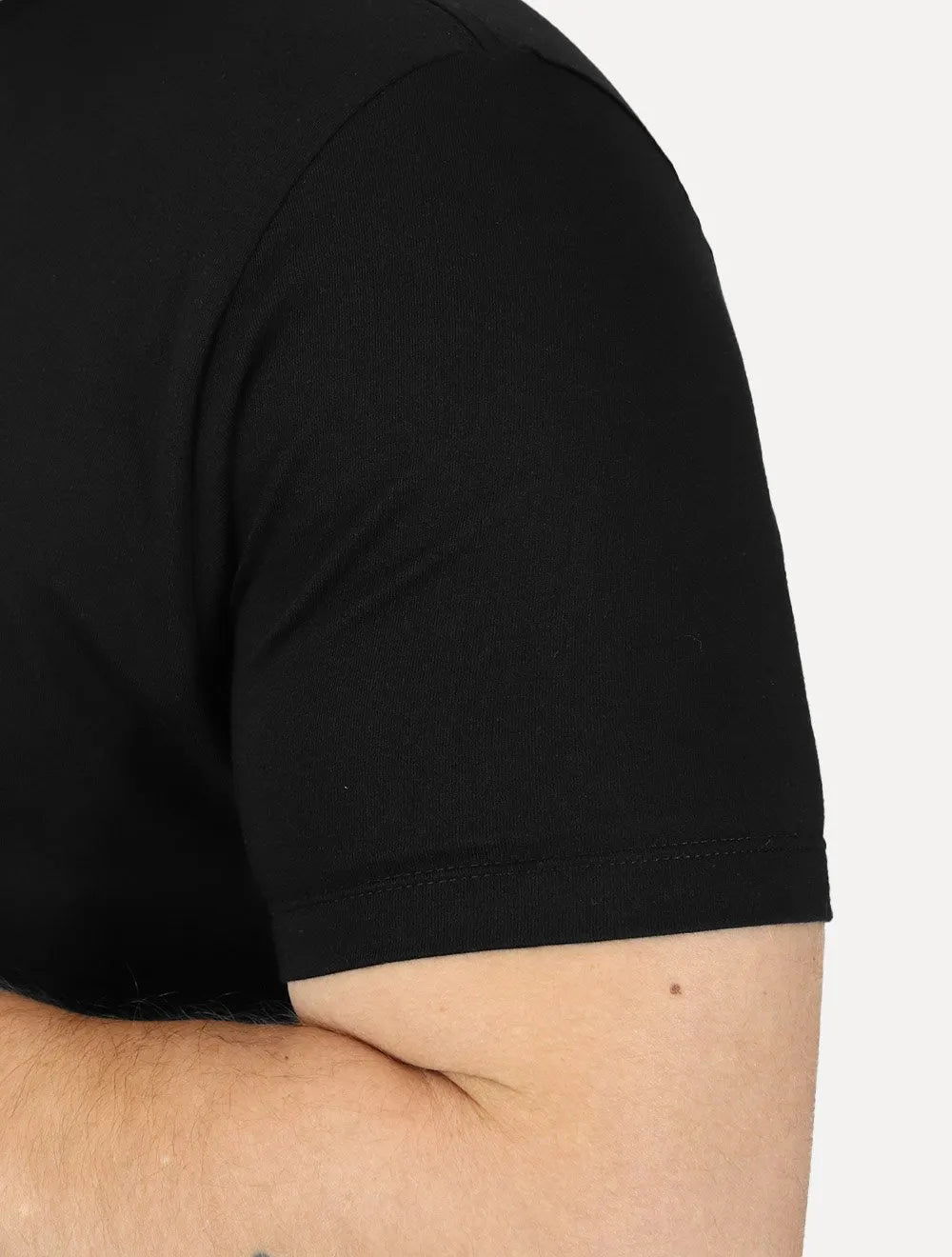 Camiseta Guess Masculina Los Angeles Triângulo Rubber Preta