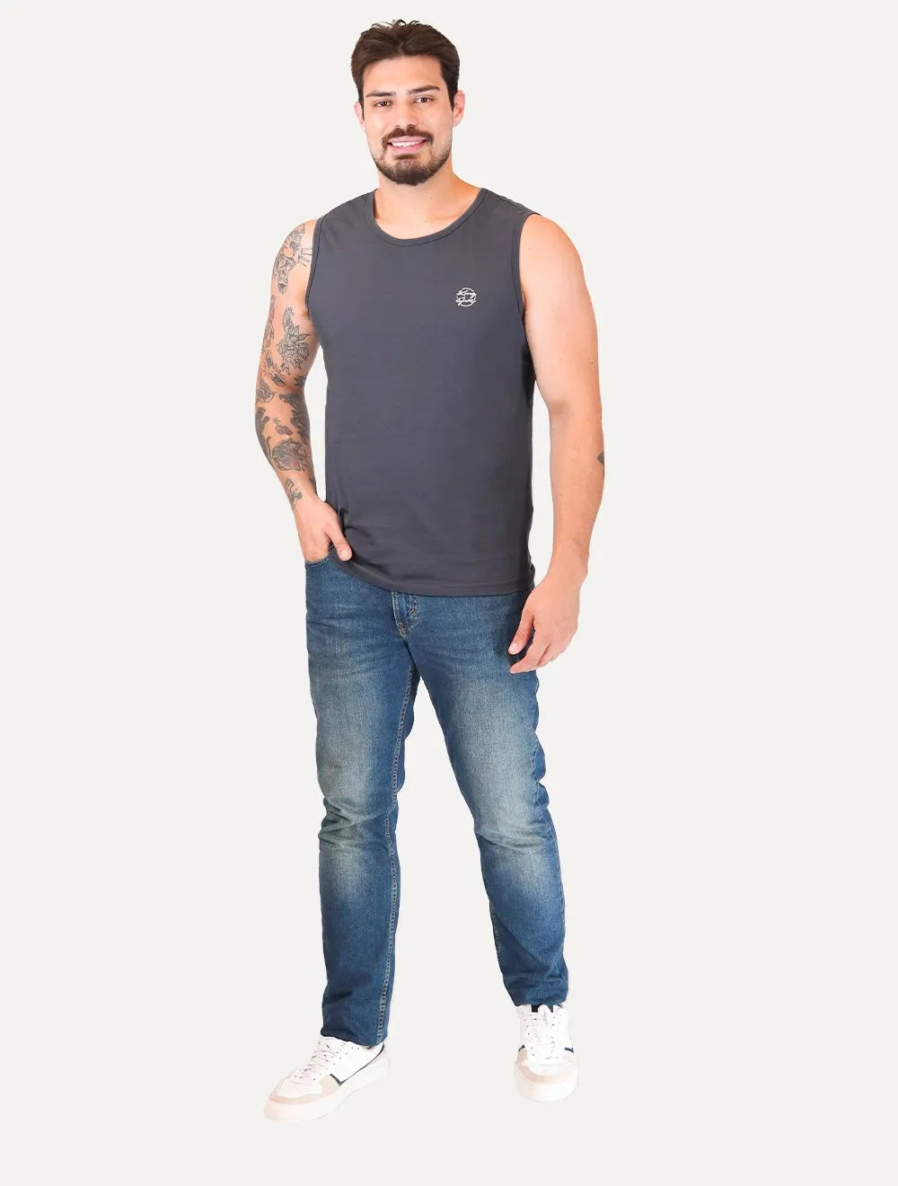 Regata King & Joe Masculina Logomania Circle Script Peito Chumbo