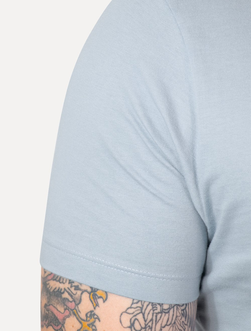 Camiseta Guess Masculina Embossed Logo Azul Claro