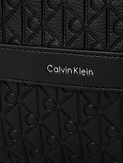 Bolsa Calvin Klein Masculina Transversal AOP CK Relevo Preta