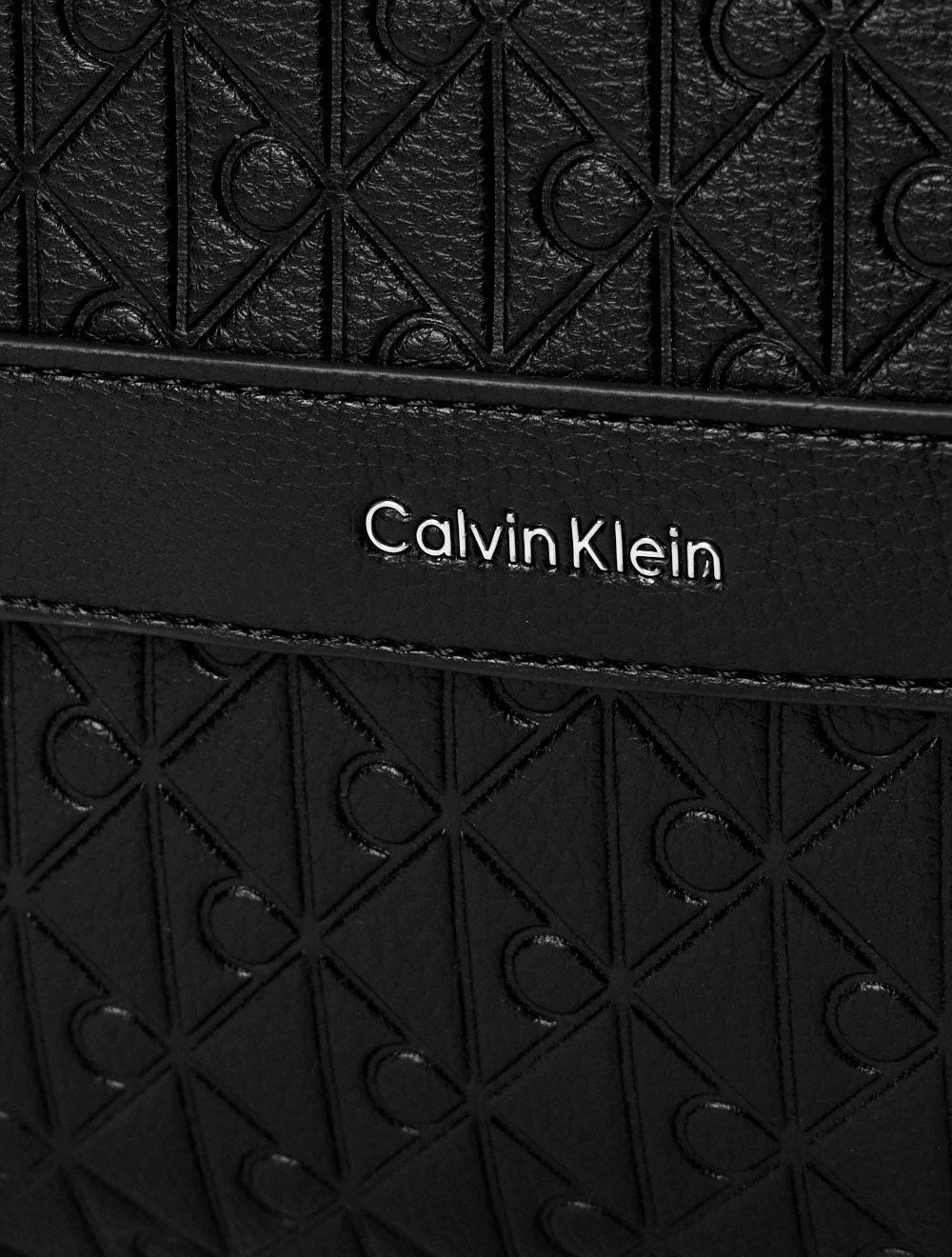 Bolsa Calvin Klein Masculina Transversal AOP CK Relevo Preta