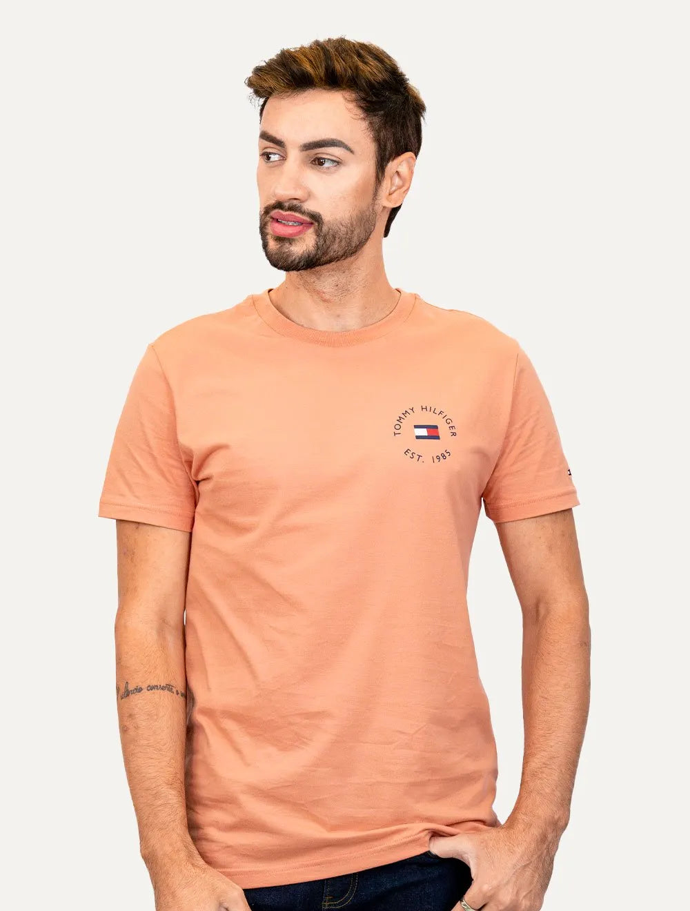 Camiseta Tommy Hilfiger Masculina Roundle Logo Chest Salmão