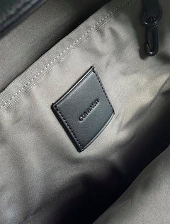 Mochila Calvin Klein Arredondada PU Silk Logo Preta