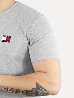 Camiseta Tommy Jeans Masculina Regular Med Flag Badge Cinza Mescla