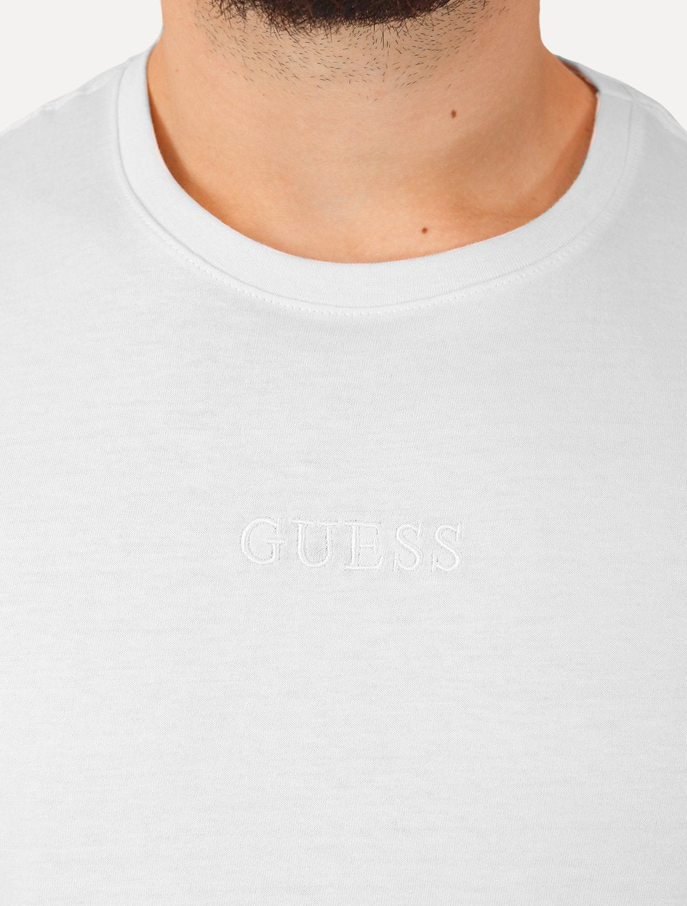 Camiseta Guess Masculina Logo Centro Bordado Branca