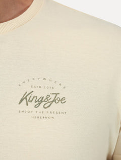 Camiseta King & Joe Maculina Malha Logo Signature Areia