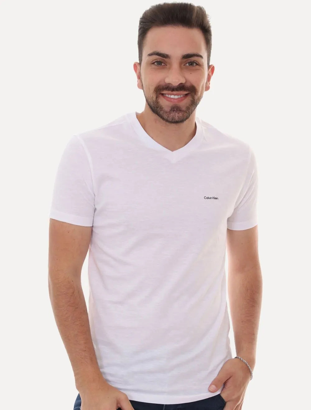 Camiseta Calvin Klein Masculina V-Neck Logo Flamê Branca