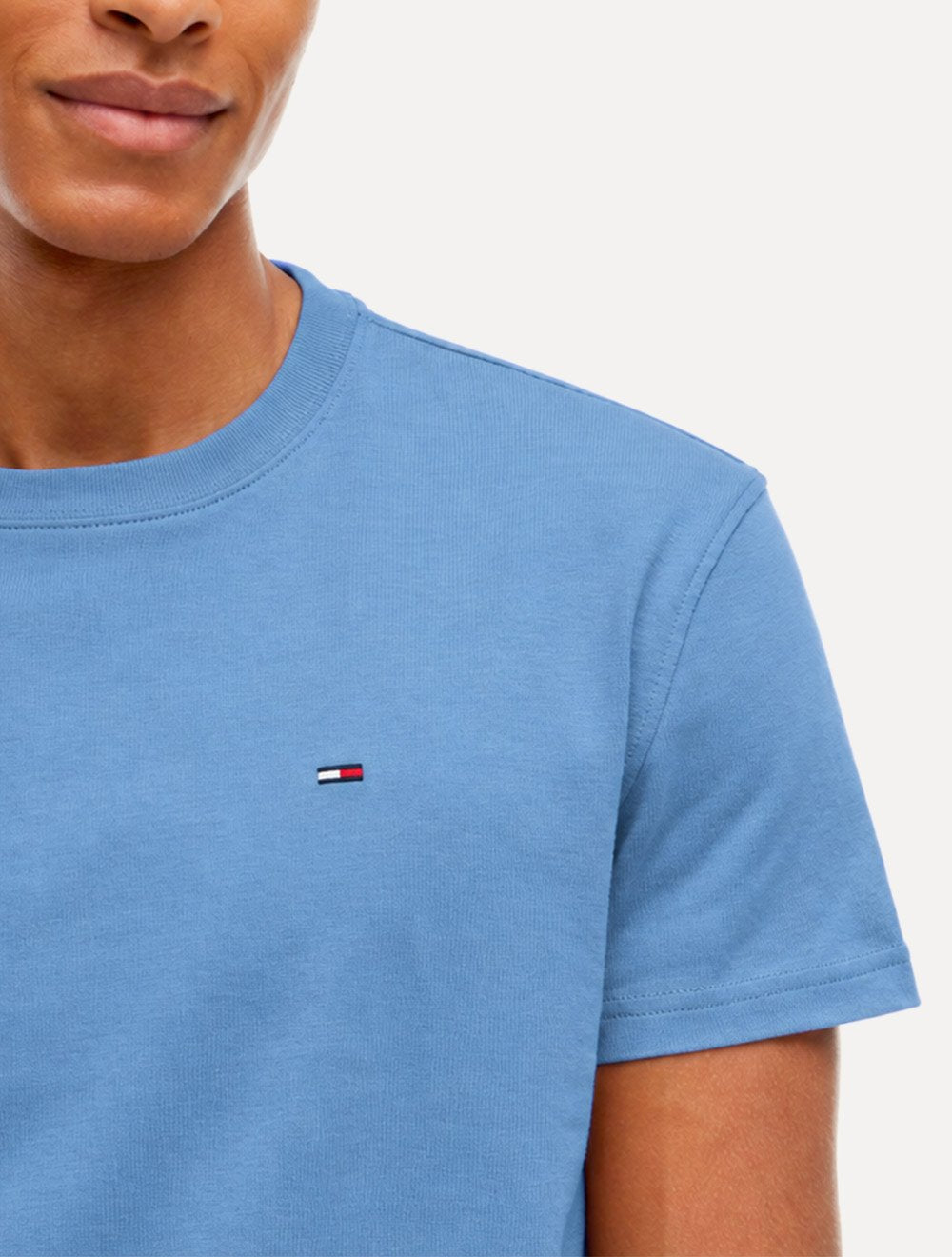 Camiseta Tommy Jeans Masculina Regular C-Neck Flag Azul Claro