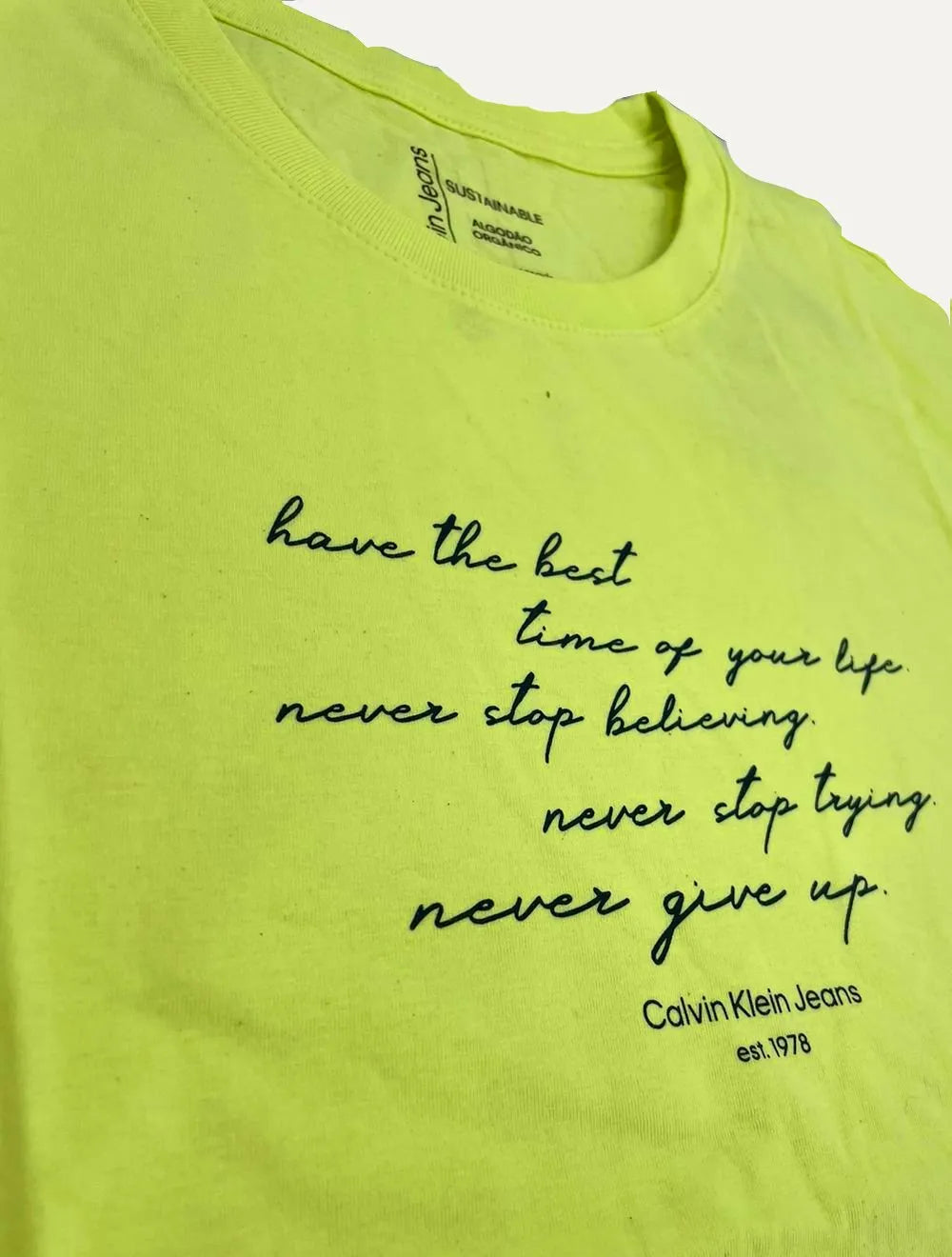Camiseta Calvin Klein Jeans Regular Never Give Up Amarelo Claro